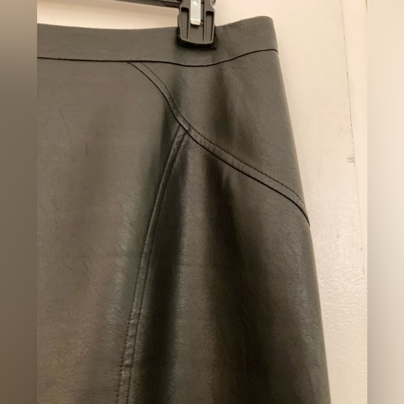 BCBG MAXAZRIA BLACK VEGAN LEATHER PENCIL SKIRT SZ MEDIUM—STUNNING! - Picture 5 of 13